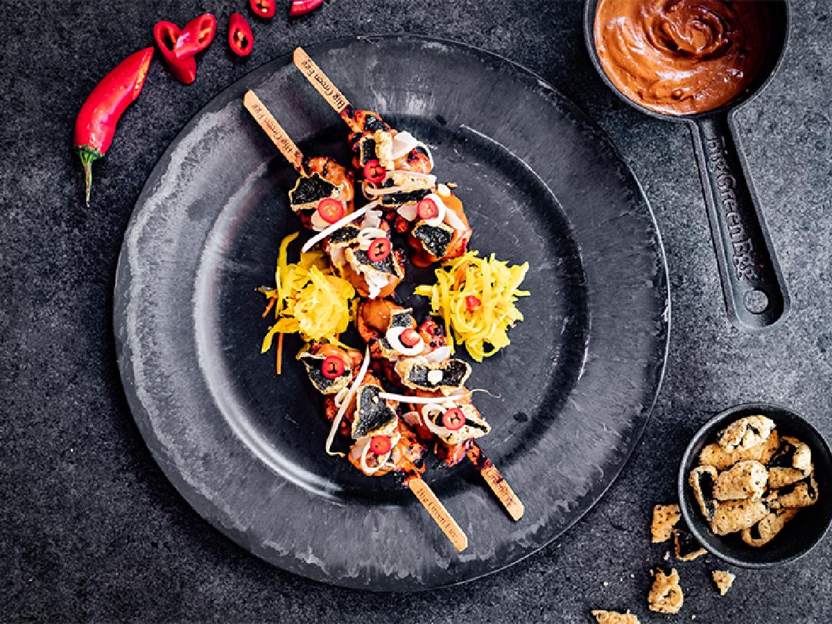 Brochettes de poulet à la sauce aux cacahuètes et achards maison