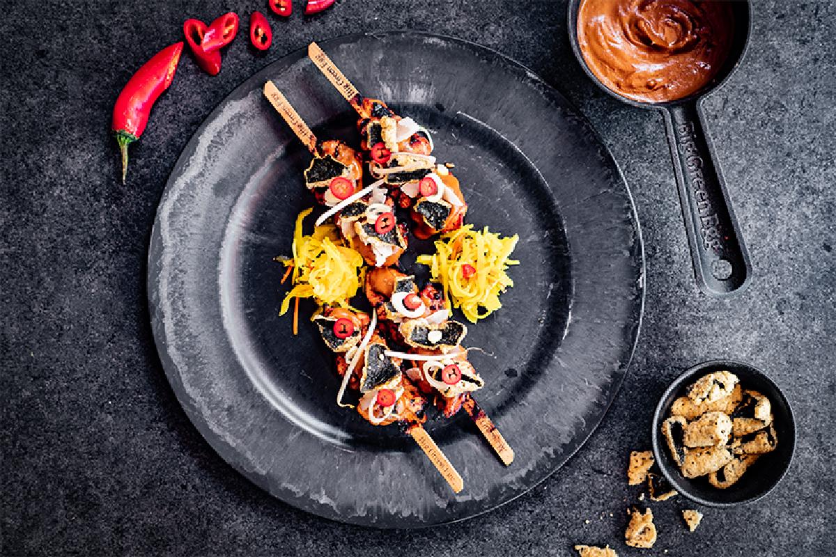 Brochettes de poulet à la sauce aux cacahuètes et achards maison