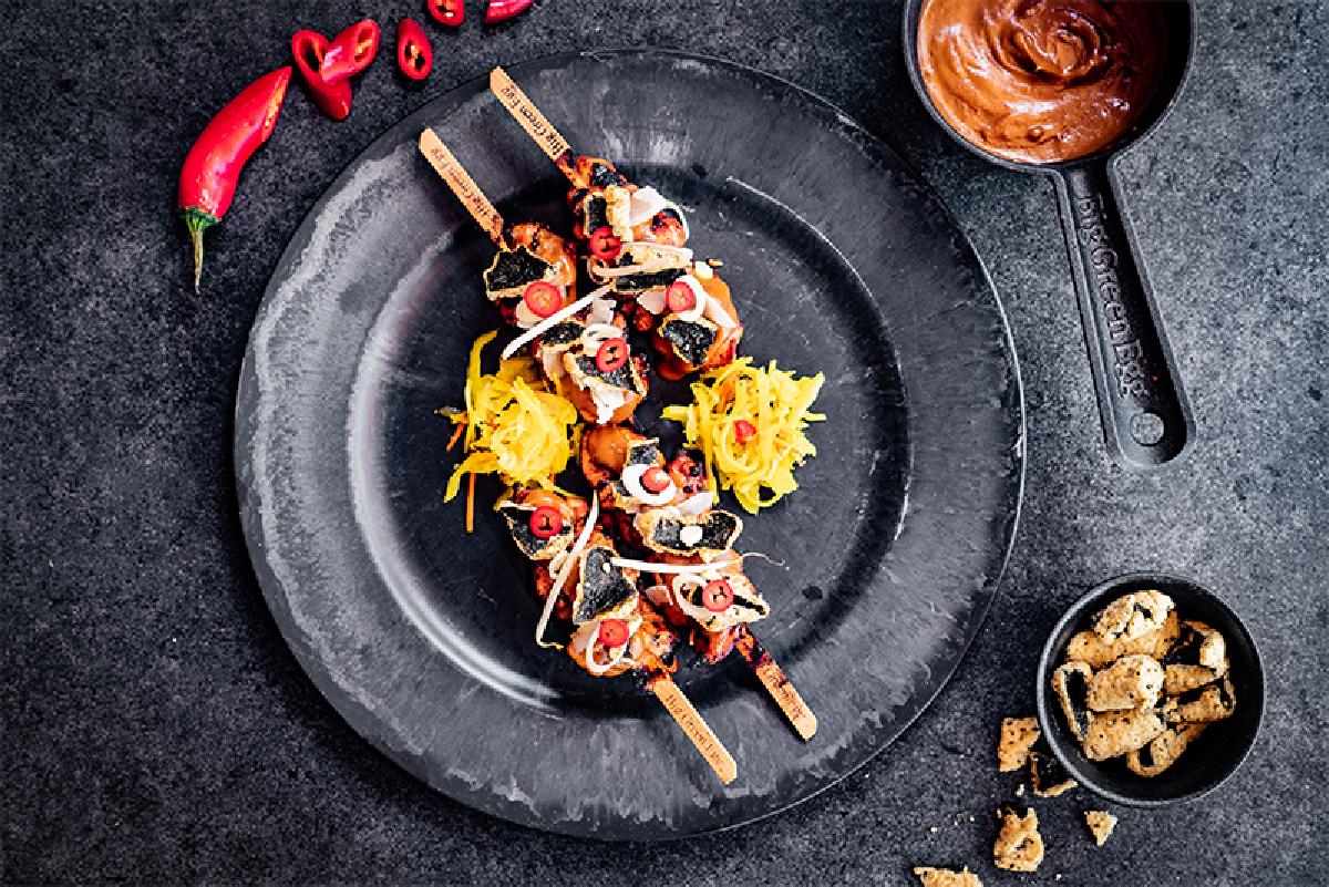 Brochettes de poulet à la sauce aux cacahuètes et achards maison